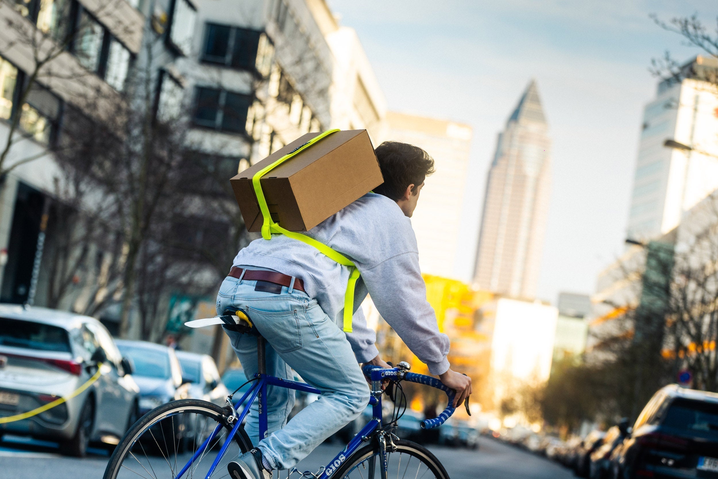 Paket auf dem Fahrrad transportieren – so geht’s sicher & smart mit PIKAPAK